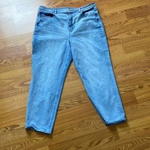 American Eagle Mom Straight Jean